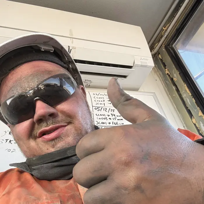 Marvin in Warnkleidung, Portrait auf der Mine Site