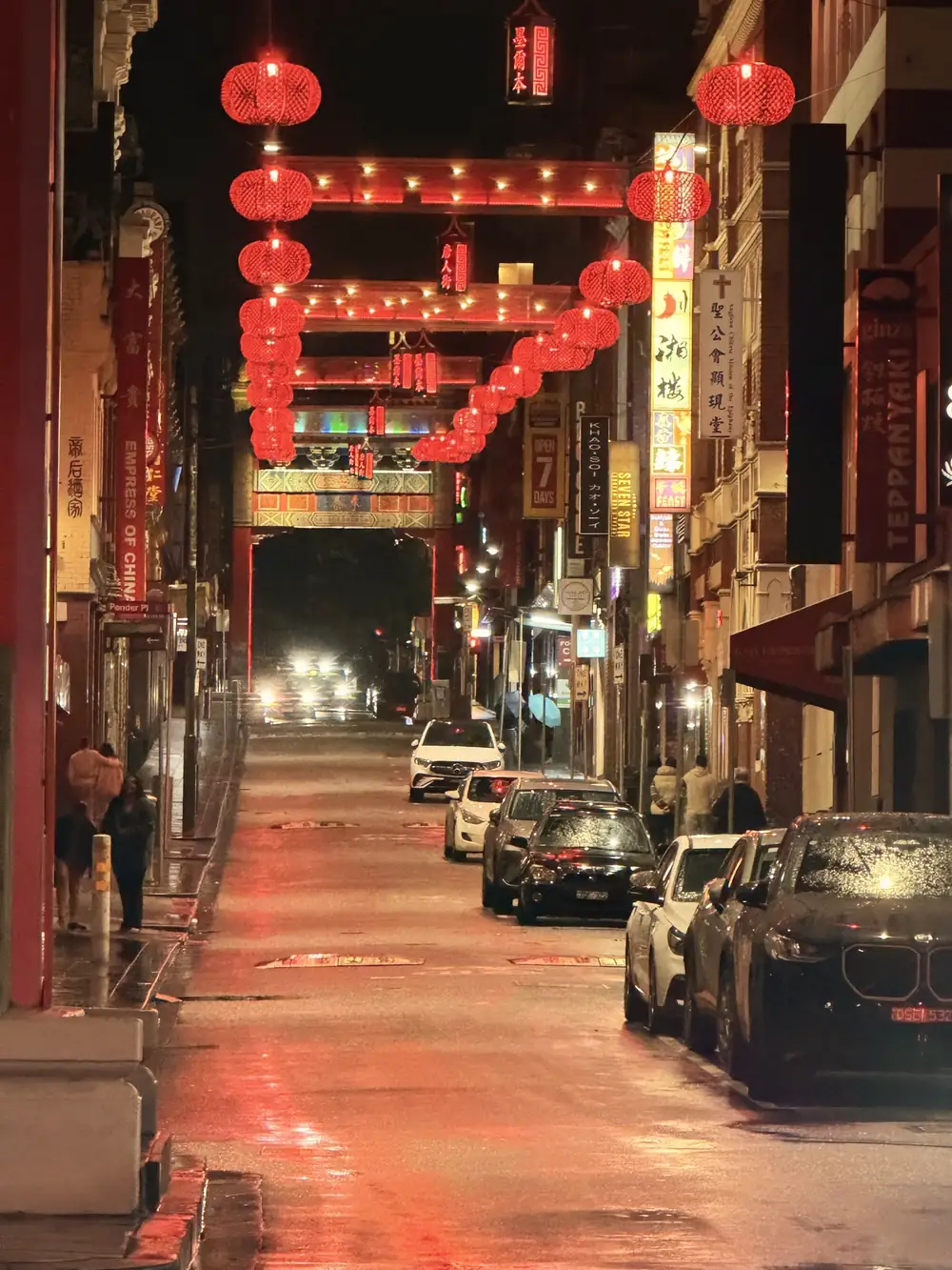 Gasse in Chinatown bei Nacht, rote Lampions über der Straße